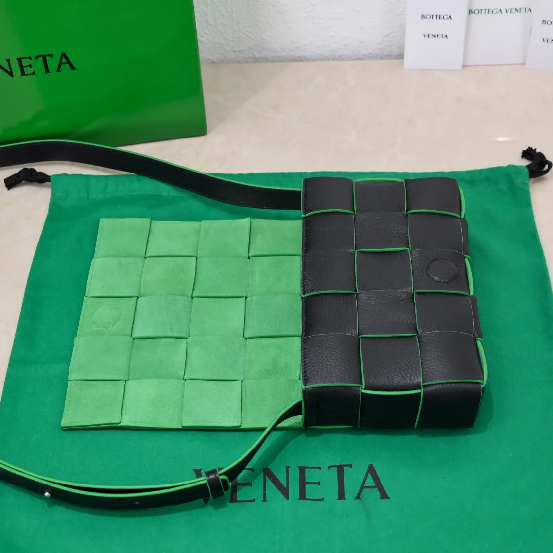 B's new product🎈 cassette litchi pattern with matte leather woven Rubik's Cube bag, triangle logo pattern 🔺🔺☑️ crossbody/clutch bag, square bag shape with classic woven elements, overall retro and tasteful, there are many colors, each color is very high-end, elegant and simple but with a cool style. The upper body is fashionable and classy. I like the soft lambskin. Size 23x15x6cm, model: 6687# litchi pattern